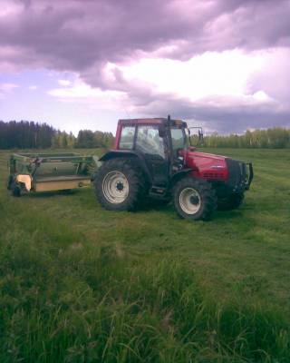 Valtra 6400 mezzo ja krone
rehunteon alottelua
Avainsanat: Valtra 6400 mezzo krone