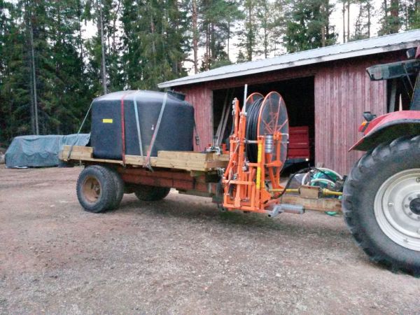 Huuhtelukone
Tuli tehtyä salaojanhuuhtelu koneelle kärry.
