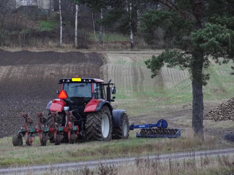 Odottaa kyntömiestä....ja jurtinhakijaa
Avainsanat: N142 Direct Kverneland Dalbo pakkeri