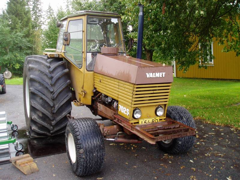 702S
Piti piruuttaan kokeilla mahtuuko, n. 10 mm jäi lokarin ja renkaan väliin tilaa mut ovea ei saa auki :)
Avainsanat: 702S 800/65R32 Continental