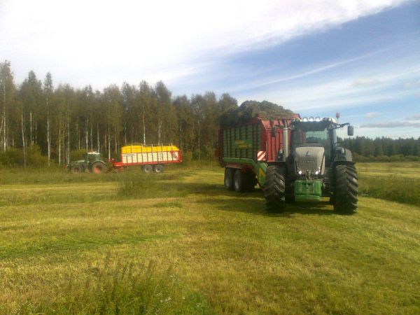 Rehun ajoa
Fendt 930+strautman, F.724+ pötskä
Avainsanat: fendt strautman pöttinger