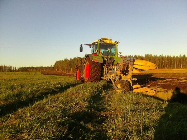 Kyntöä
Kyntöä syysauringossa
Avainsanat: fendt överum