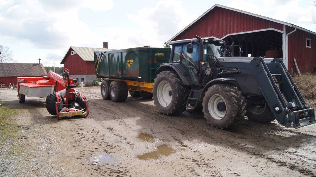 Kevättä rinnassa
Uusi niittokone ja kärri saapuivat pitkän odottelun jälkeen kotiin.
Avainsanat: Kuhn alterna 400 Multiva TR190 Safe Valtra T171