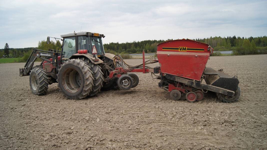 Kauraa kylvämässä
Video tapahtumista: http://youtu.be/FkTvW_NzaeA
Avainsanat: Massey Ferguson 6290 VM