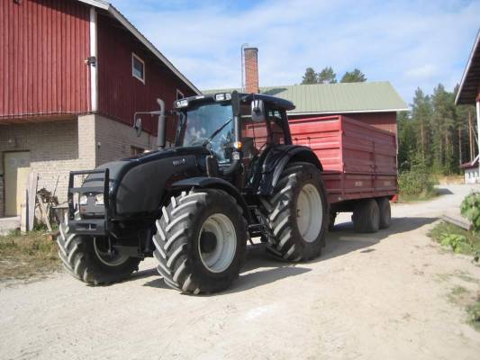 Valtra T171 Advance ja Tuhti M120
Ensimmäiset satsit kuivaamoon lähdössä. :)
Avainsanat: Valtra T 171 Advance Tuhti M120 Lisäviljalaidat