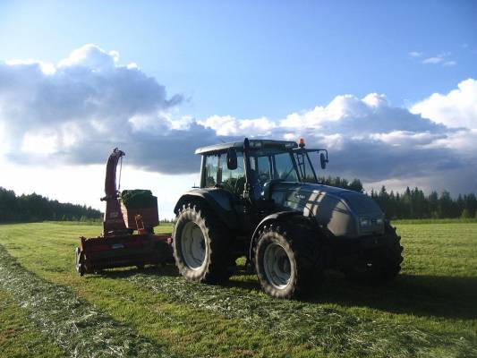 Valtra T140 ja JF FCT900
Tuhti näkyy myös taustalla
Avainsanat: Valtra T140 JF FCT900