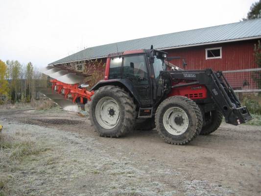 Valtra 6750 perässään Kuhn Vari-master 121
Kynnöille lähdössä
Avainsanat: Valtra 6750 Kuhn Vari-master 121