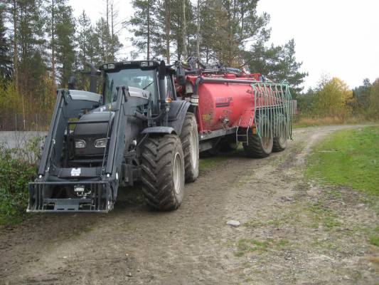 Valtra T171 Advance ja Livakka 14m3
Lietettä peltoon.
Avainsanat: Valtra T171 Advance Livakka