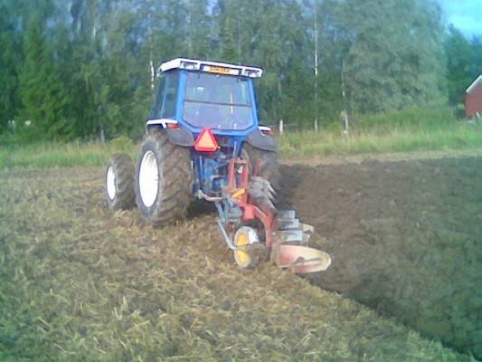 6810&Överumit
Tiedän , vältit on pienet . 18 - 20 cm syvyyteen yleensä kynnän ja 16 tuumasella viilun leveydellä. Ei 6810 edes huomaa Överumeja perässä. Tarkoitus olisi tulevaisuudessa miltei kokonaan luopua kyntämisestä niin en ole isompia hankkinut mutta 5 siipisiä sarka-auroja olen sivusilmällä etsinyt jos käytetyt sattuisi silmään osumaan.   
