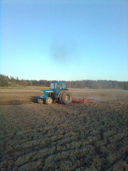 Ford 5000 & 3,9 m Tarmo
Samalla tarttui tuollainen mukaan , on 4 pyörää jotka keventää muokatessa niin 5000 veti vaivatta. On vähän turhan kevyt 6810 eteen.
