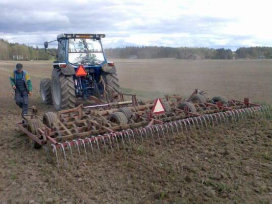 6810&Väderstadin 5,8 m äes
Kuivaa oli, ei pahemin upottanut.
