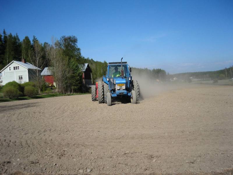 Kevätkylvöjä
Kaverin Ford 4610 ja2,5 m Juko.
