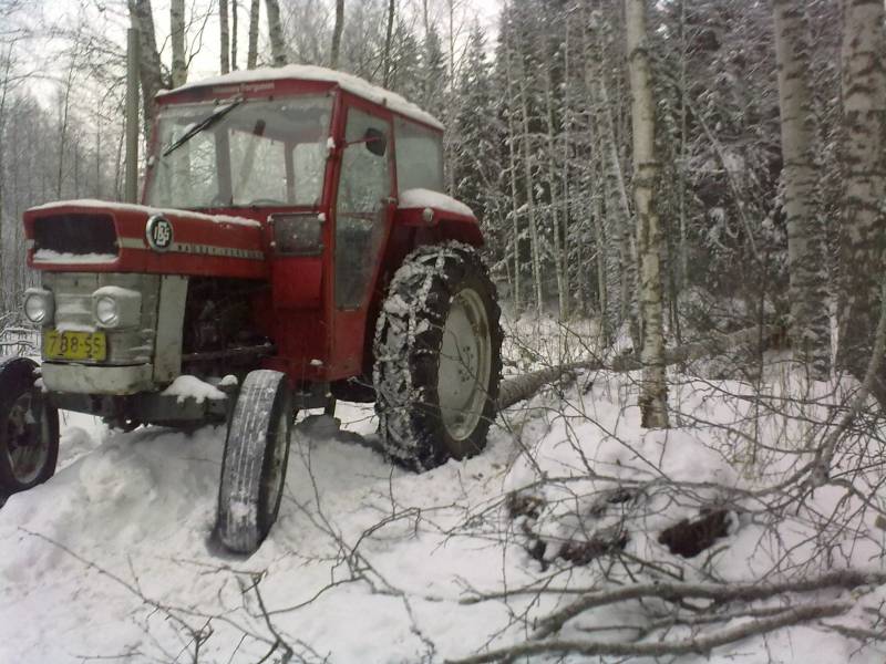 Vinssailua 2
Samaa toilailua toisesta kulmasta.
Avainsanat: massikka massey ferguson 165 s vinssailua koivu