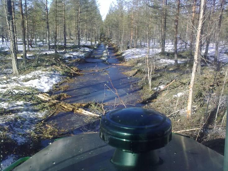 No mitähän tästähi nyt sanos...
Juu, pikkuisen epäillytti tuosta ajaa, vaikka kasikymppinen oliki alla. Ei onneksi löytyny kuin pari pehmeämpää paikkaa, joista meni tyhjänä heittämällä. Kyllä välillä mietitytti jotta mitähän tästähi tulee, kun renkaat hävis veden alle.
Avainsanat: 810 d epäillytti john deere