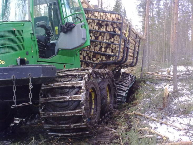 Kevät 2010
Alko se maa pikku hiljaa pettää kevyemmänki koneen alta. Etupää meni vielä nätisti yli, sitten näin vain peilistä kun vaunu alko kallistua. Tuli omin voimin pois, mutta kuuspyöränen ajokone ei enää päässyt tuosta, ennen kuin kuorman risuja mätti alle. Kuorman vähyyden selittää se, että keulateline ei ollut paikallaan, jotta koura piti koittaa pitää kuorman päällä. Meinasivat varista puut matkan varrelle, kun koura kellunnasta huolimatta hyppi puolelta toiselle.
Avainsanat: John deere d 810 pehmeätä metsäkone ajokone