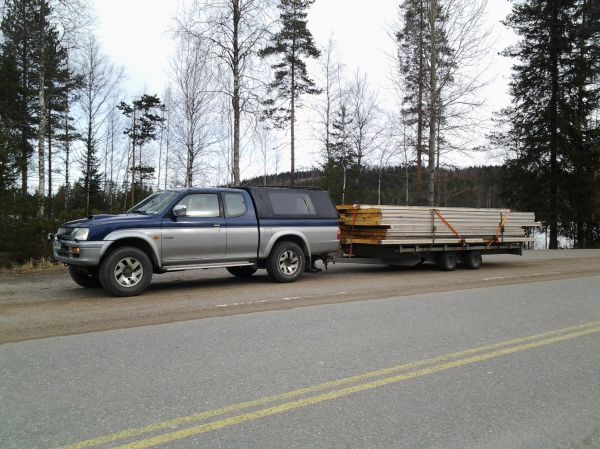 Kuormantynkää.
Kaksi nippua kylmiöelementtejä, olikohan 18 vai 19 kappaletta, sellainen tonnin kuorma, ja kärry päälle. Nätisti tuli perässä, joskin sai kyllä vaaramaisemissa pykältää kolmosen ja nelosen väliä aika usein.

Avainsanat: mitsubishi l200mitsu kuorma traileri fergumies tuupovaara