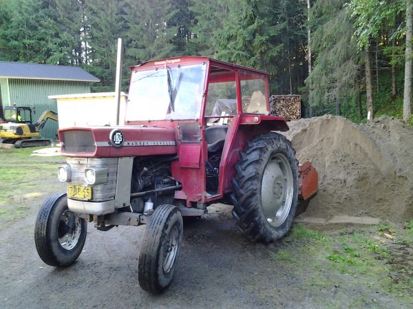 Talkoohommissa.
Vesijohdon kaivussa. Massikalla kannettiin erkkarit monttuun ja kannettiin isoimmat löytyneet kivet pois.
Avainsanat: massikka massey ferguson 165 s vesijohdon kaivu erkkarin kanto