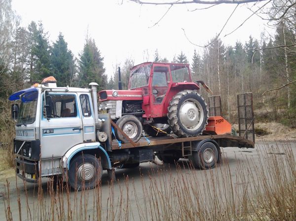 165 lähti uuteen kotiin.
Kymmenen vuotta se meillä palveli, eikä mitään oikeita remontin tarpeita ollut. Hiukan haikeana katsoin kun pihasta hävisi.
Hyvät muistot jäivät, toivottavasti uudella omistajalla jatkuu hyvä onni.
Avainsanat: Fergumies massey ferguson fergu verku 165 lähti uuteen kotiin