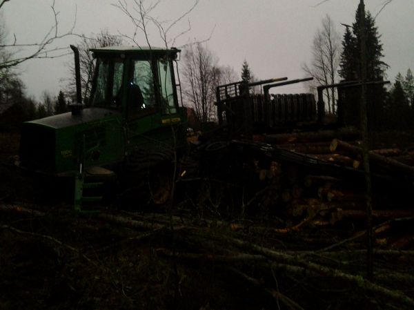 Että silleen.
Toisella puolen kanto, ja alapuolelta petti maa alta, lopputuloksen näkee kuvasta, vaikka vähän huono onkin.
Avainsanat: 1110D john deere kaatui nurin ottaa lepiä