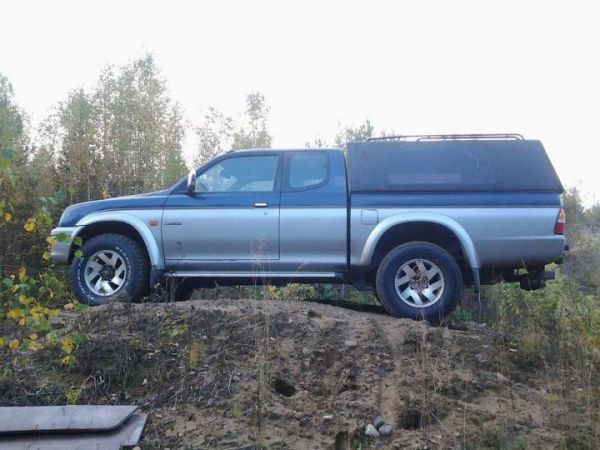 Eturenkaiden käyttökokeilua.
Ohjauskulmien säädön yhteydessä vaihdatin etukumit BF:n all terrainin kumeihin, takana vielä toistaiseksi michelinin nypityt nastat, vaan jospa ne ensi kesänä vaihtaisi nekin, kunhan vähän tuosta vielä kuluisi.
Ja mainittakoon että menee se pahemmastakin paikasta, mutta niihin ei vaan henno alkaa pysäyttelemään, ja muita kuvaajia ei tietysti satu olemaan ikinä paikalla.
Keywords: mitsubishi l200 fergumies bf goodrich all terrain