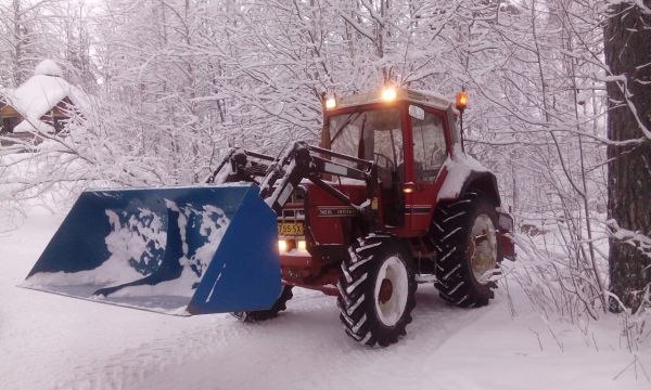 Natikka lumikierrokselta.
Tänä talvena jo tuplaten viime vuoden aurausreissut tehtynä.
Avainsanat: international 745 XL natikka fergumies