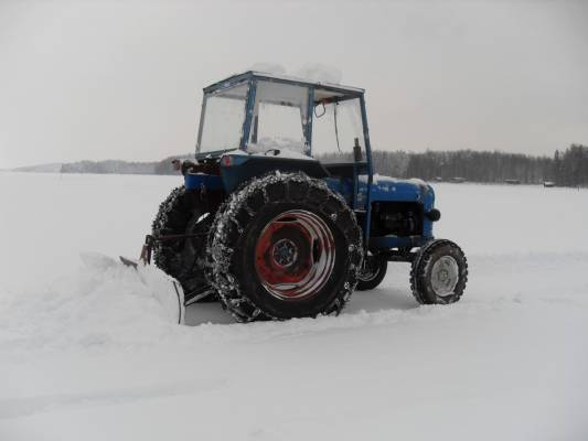 Majorilla auraamassa jäärataa
Majorilla ekaa kertaa jäällä tänä talvena ja pinnalla pysyttiin. Ovet irti varmuuden vuoksi.
Avainsanat: fordson power major jäärata