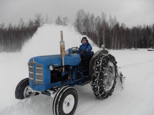 Jääradan aukaisua
Super Major ja Nokka-linko. Lainattiin tutulta Majoria linkoineen jääradan aukaisuun ettei tarvinnu perälevyllä tyrkkiä.
Avainsanat: fordson super major nokka lumilinko