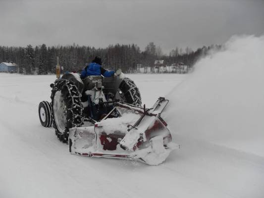 Jääradan aukaisua
Super major ja Nokka-linko. Lainattiin tutulta Majoria linkoineen jääradan aukaisuun ettei tarvinnu perälevyllä tyrkkiä.
Avainsanat: fordson super major nokka lumilinko