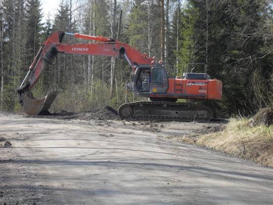 Maarakennus M.Laivola oy:n Hitachi Zaxis 460
Murske-nikkarit oy:n miehet ajoivat risteyksessä murskan lavetille, Hitachi tasoittelee ylimääräset murskeet
Avainsanat: hitachi zaxis 460