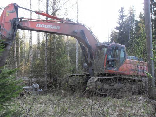 Murske-nikkarit oy:n Doosan 300
Doosan odottelee kuljetusautoa
Avainsanat: doosan 300