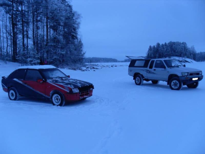 Jäällä ajelua
Ford Escort XR3i ja Toyota Hilux 
Avainsanat: ford escort xr3i toyota hilux