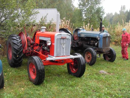 Kaverukset
Valmet 565 ja Fordson Power major
Avainsanat: valmet 565 fordson power major