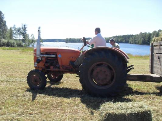 Tutulla heinätalkoissa
Deutz D40, toisena kärrytraktorina oli Valmet 565. 
Avainsanat: deutz d40