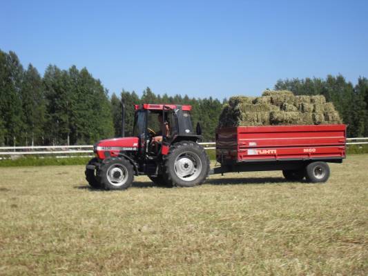 Tutulla heinätalkoissa
Case ih 4230 ja Tuhti M60. Casella kerittiin ajamaan vielä yksi kuorma, kun se sai ensin paalit tehtyä.
Keywords: case ih 4230 tuhti m60
