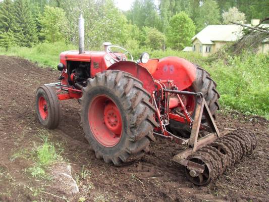 Jyräilyä
Valmet 565 ja vanha jyrä
Avainsanat: valmet 565 jyrä