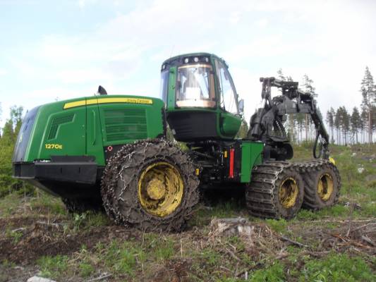 John Deere 1270E
Tämmösen bongasin läheiseltä hakkuutyömaalta
Avainsanat: john deere 1270e