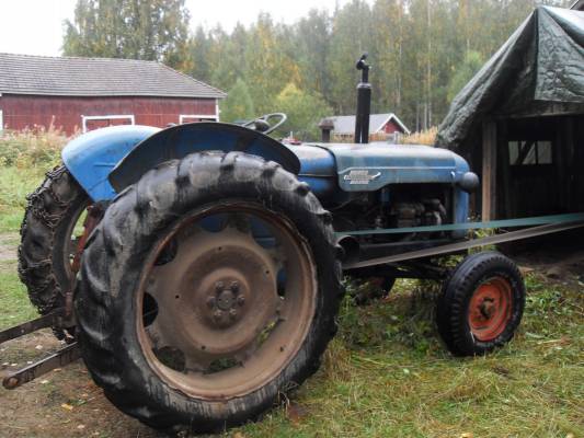 Esa-puimakoneen pyöritystä
Power major -59
Avainsanat: fordson power major