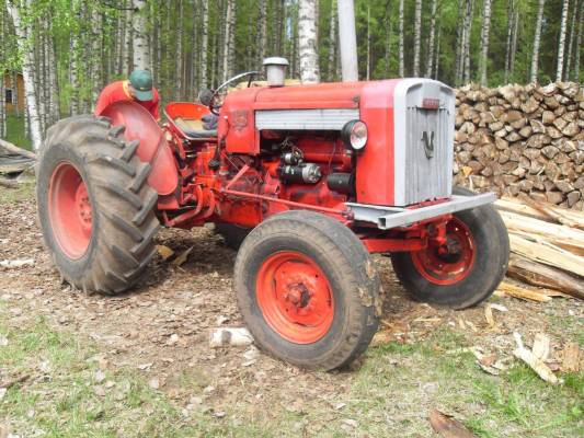 Valmet 565
Valmetilla polttopuita tekemässä
Avainsanat: valmet 565