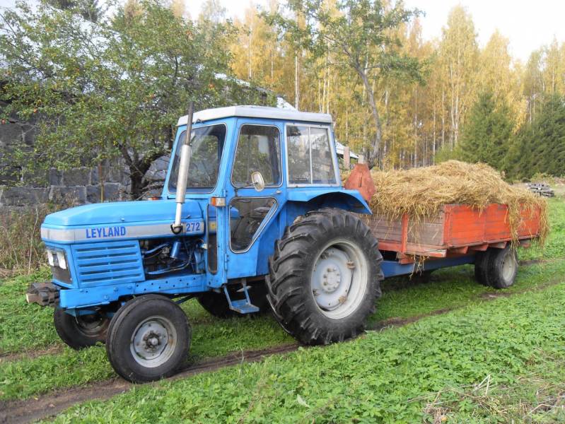 Puintitouhuja
Leyland 272 ja pahnakuorma
Avainsanat: leyland 272 puinti