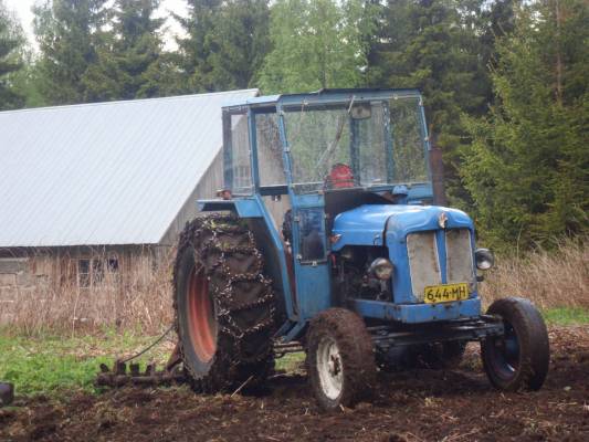 Viime kevään karhimista
Fordson Power major ja Sampo-karhi, puikoissa pikkuveli.
Avainsanat: fordson power major sampo