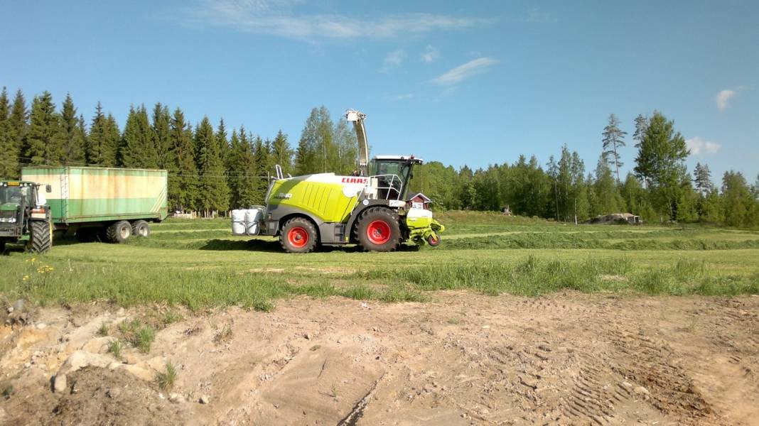 Säilörehun korjuuta
Mattilan koneaseman JD 6630 ja Claas Jaguar 940
Avainsanat: jonh deere 6630 claas jaguar 940