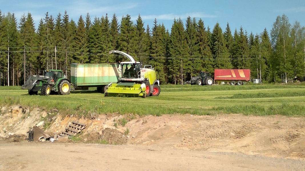 Säiörehun korjuuta
Mattilan koneaseman JD 6630, Claas Jaguar 940 ja Valtra T183
Avainsanat: john deere 6630 claas jaguar 940 valtra t183