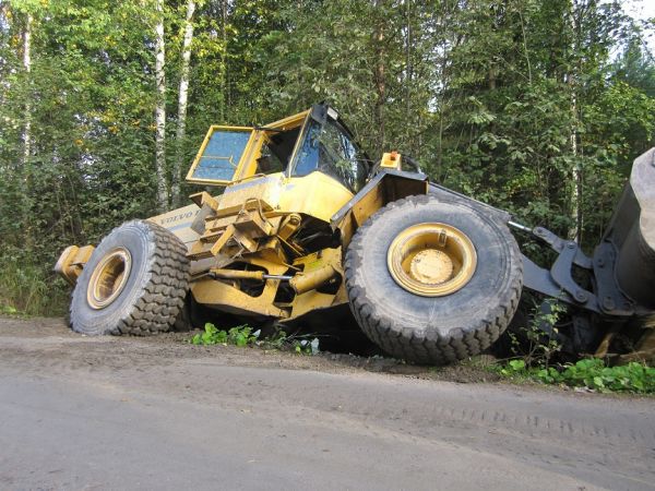 Volvo L120
Kaveri näyttää vähän ajolinjoja...
Avainsanat: volvo l120