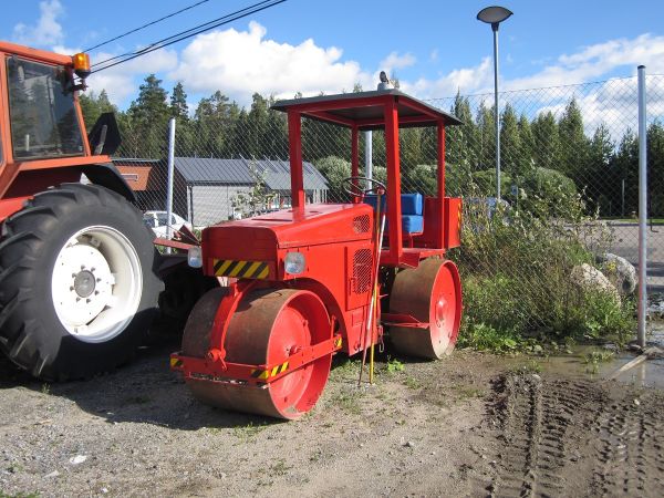 Valmet 705 ja Rollo-jyrä :D
Koulun kovimmat koneet :D
Avainsanat: valmet 705 rollo jyrä