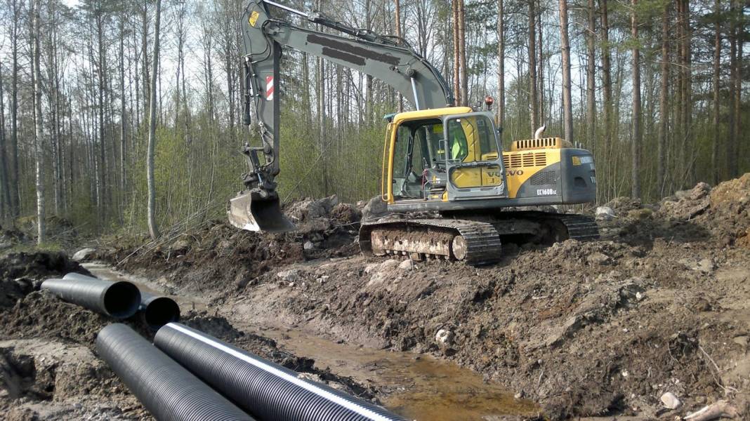 Työharjottelua
Volvo EC160, ojan putkitusta
Avainsanat: volvo ec160