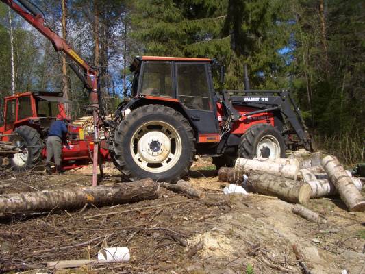 Polttopuun tekoa
Valmet 505&Hakkipilke 2x ja Valmet 805+Valmet 1716&Hakki
Avainsanat: valmet 505 805 hakkipilke 2x 1716 hakki