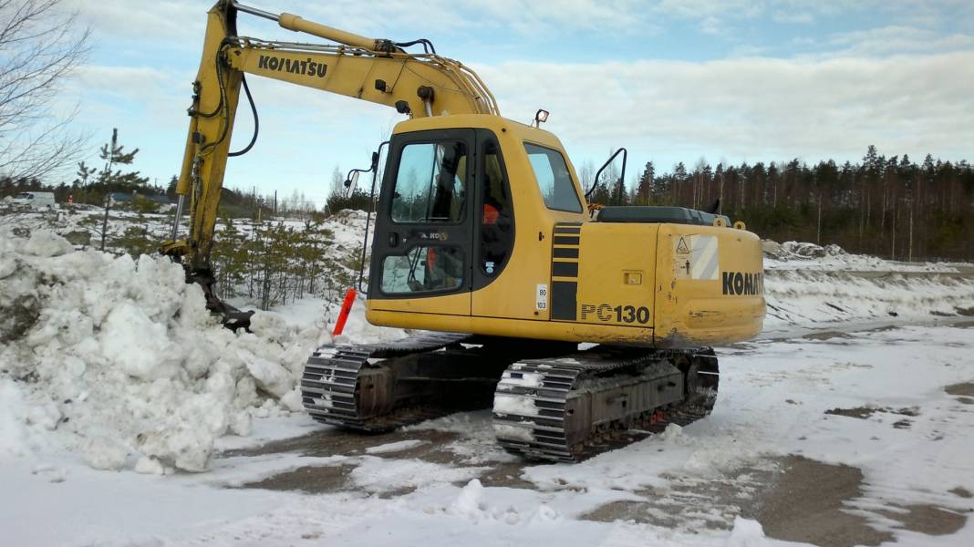 Koulua Lievestuoreella
Komatsu PC130
Avainsanat: komatsu pc130