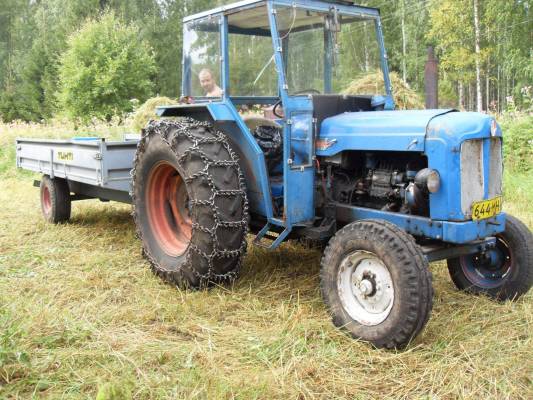 Ohran seivästys
Fordson Power major ja Tuhti, tällä yhdistelmällä tuotiin seipäät paikalle.
Avainsanat: fordson power major tuhti