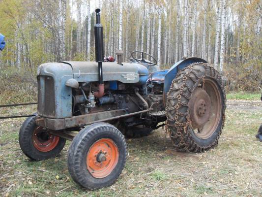 Puimakoneen pyörityksessä
Fordson Power major pyörittämässä Esaa
Avainsanat: fordson power major esa puimakone