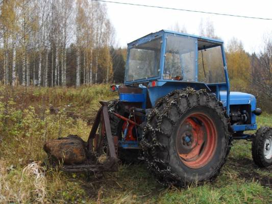 Kivien siirtelyä
Fordson Power major ja kivitalikko
Avainsanat: fordson power major